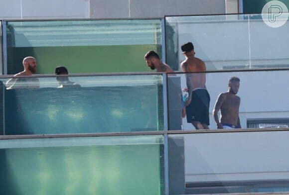 Neymar é visto curtindo piscina em sacada de hotel na Barra da Tijuca, zona oeste do Rio de Janeiro, nesta quinta-feira, 26 de junho de 2019