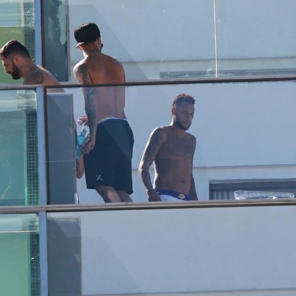 Neymar é visto curtindo piscina em sacada de hotel na Barra da Tijuca, zona oeste do Rio de Janeiro, nesta quinta-feira, 26 de junho de 2019