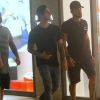 Neymar ganhou companhia de Gabriel Medina em passeio