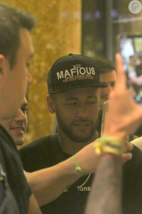 Neymar, simpático, posa para selfies com fãs