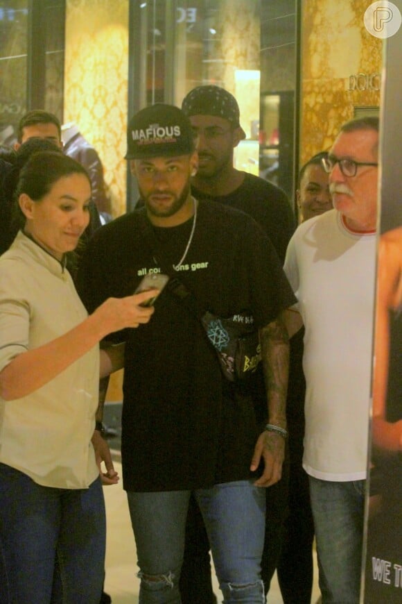Neymar é abordada por fãs em ida ao shopping