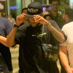 Neymar combina camiseta, calça skinny e boné em passeio