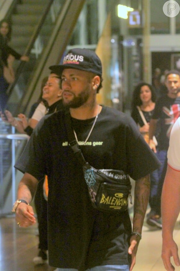 Neymar chama atenção com pochete Balenciaga