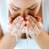 Use água fria para lavar a pele do rosto. A baixa temperatura fecha os poros e evita oleosidade no rosto
