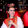 Leona Cavalli usa sobrancelhas grandes para interpretar Frida Kahlo na peça 'Frida y Diego'