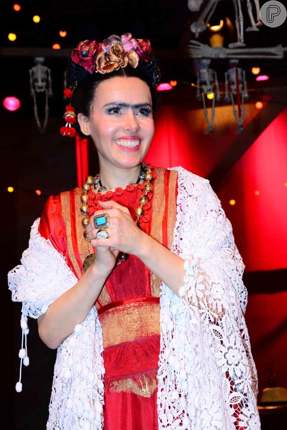 Leona Cavalli usa sobrancelhas grandes para interpretar Frida Kahlo na peça 'Frida y Diego'