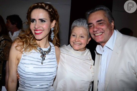 Leona Cavalli posa ao lado de Maria Adelaide Amaral e José Rubens Chachá