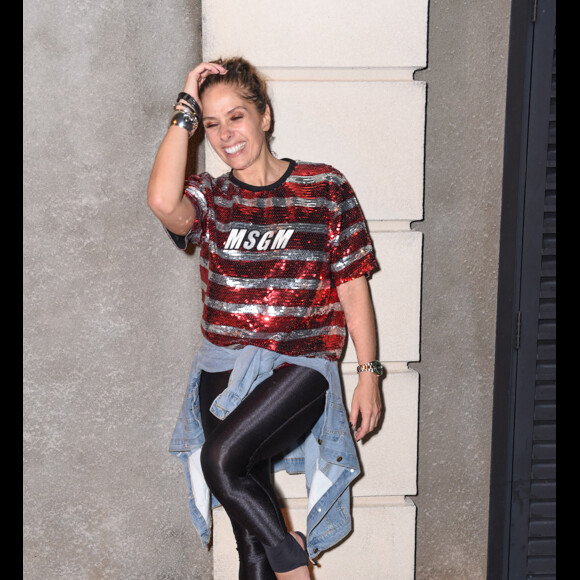 'Estou apaixonada! Iluminei os fios e com saúde. Estou me amando. Voltando a ser loira, com saúde', disse Adriane Galisteu