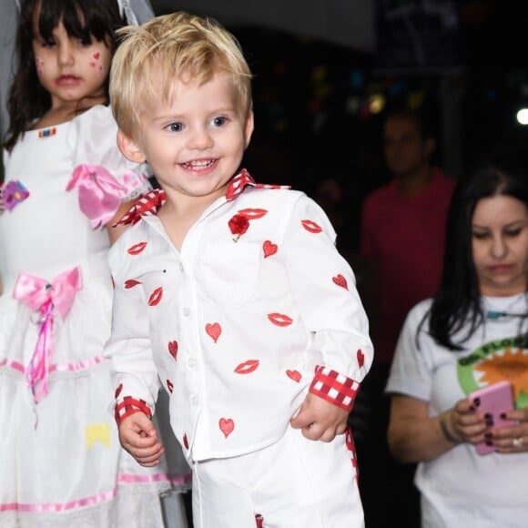 Filho de Karina Bacchi, Enrico roubou a cena a bordo de um look com estampa de beijo e coração