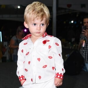 Enrico, filho de Karina Bacchi, esbanjou estilo em look com estampa de beijo e coração