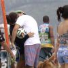 Juliana Knust e o marido, Gustavo Machado, se beijam durante tarde de passeio no Rio de Janeiro