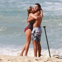 Isabella Santoni e namorado, Caio Vaz, trocam beijos em praia do Rio. Fotos!