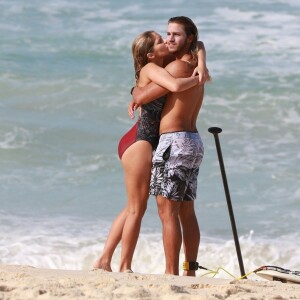 Isabella Santoni trocou beijos com namorado, Caio Vaz, em praia do Rio nesta terça-feira, 2 de julho de 2019