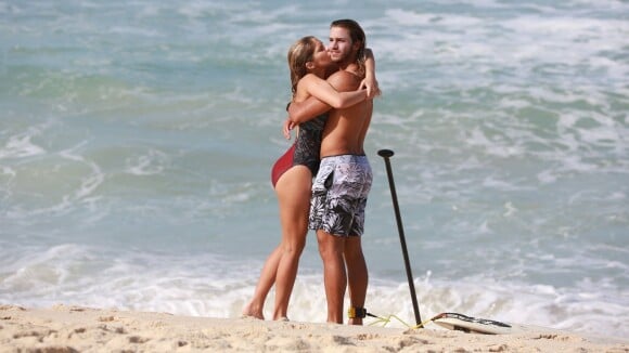 Isabella Santoni e namorado, Caio Vaz, trocam beijos em praia do Rio. Fotos!