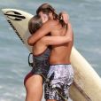 Isabella Santoni ganhou abraço do namorado, Caio Vaz, em praia do Rio