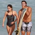Isabella Santoni e namorado, Caio Vaz, estiveram na Praia da Macumba, Zona Oeste do Rio