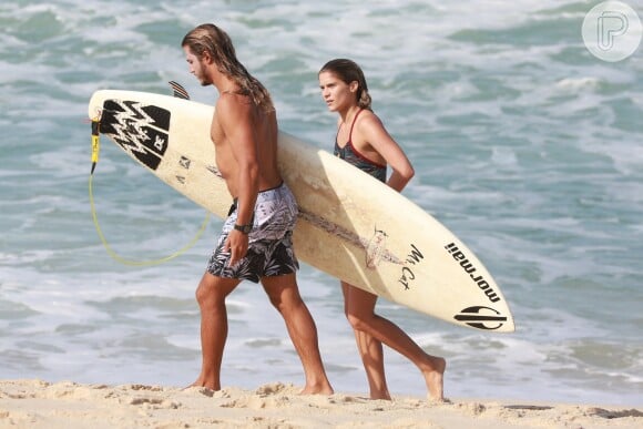 Isabella Santoni e namorado, Caio Vaz, foram fotografados em praia do Rio