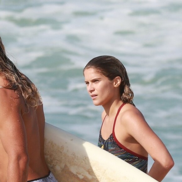 Isabella Santoni e namorado, Caio Vaz, foram fotografados em praia do Rio