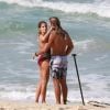 Isabella Santoni foi vista com namorado em praia do Rio de Janeiro