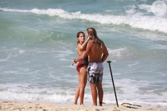 Isabella Santoni foi vista com namorado em praia do Rio de Janeiro