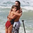 Isabella Santoni foi vista em praia do Rio de Janeiro com o namorado, Caio Vaz