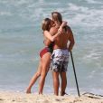 Isabella Santoni deu beijo em namorado, Caio Vaz, em praia carioca