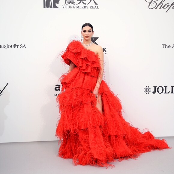 Babados em alta: cantora Dua Lipa apostou no look amplo e assimétrico com babados e plumas para um evento de gala