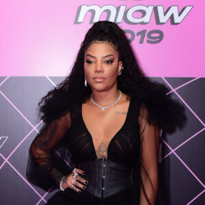 Ludmilla apostou em look com fenda, decote e cauda longa para a premiação MTV MIAW