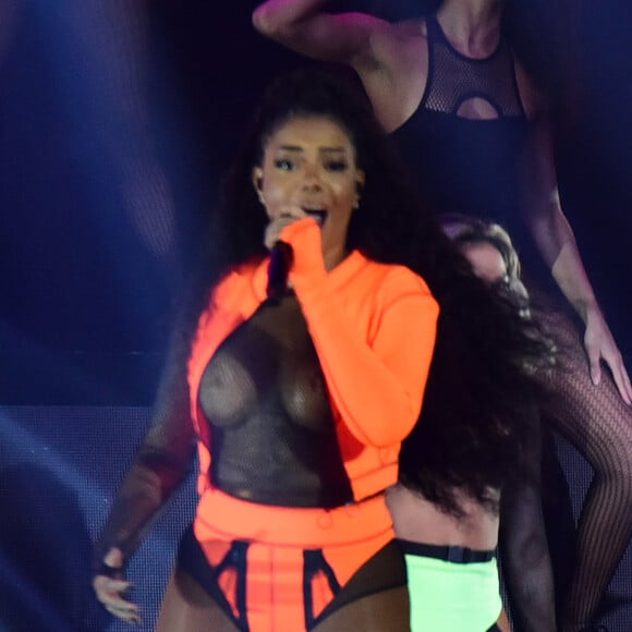 Ludmilla usou look transparente para dividir o palco com Anitta na premiação MTV MIAW