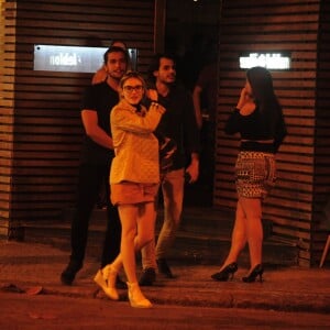Isabelle Drummond foi clicada com amigos no restaurante Sushi Leblon, Zona Sul do Rio