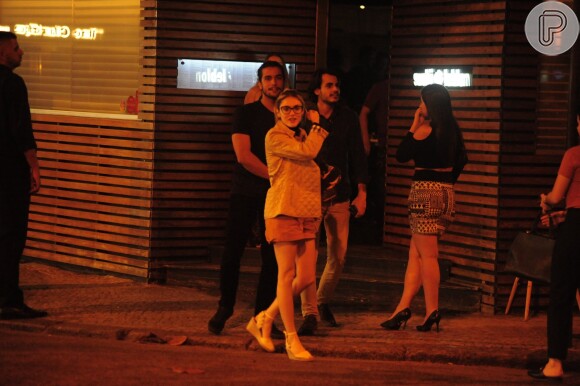 Isabelle Drummond foi clicada com amigos no restaurante Sushi Leblon, Zona Sul do Rio
