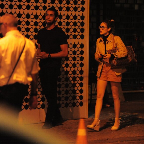 Isabelle Drummond deixou restaurante com Fábio Scalon e amigos