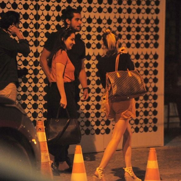 Isabelle Drummond jantou com amigos no Rio de Janeiro nesta quarta-feira, 3 de julho de 2019