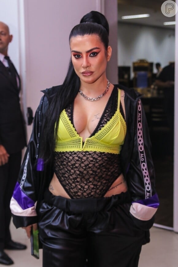 Cleo Pires apostou em look neon para o MTV MIAW. Segundo o colunista Leo Dias, alguns convidados viram 'curvas diferentes' quando a atriz subiu ao palco da premiação