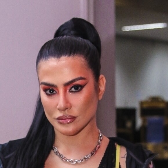 Cleo Pires apostou em look neon para o MTV MIAW. Segundo o colunista Leo Dias, alguns convidados viram 'curvas diferentes' quando a atriz subiu ao palco da premiação