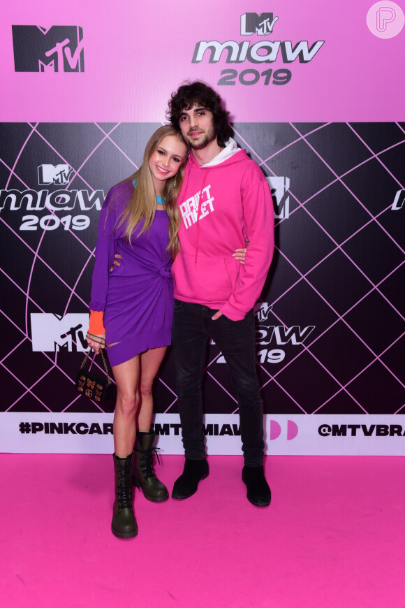 Fiuk, irmão de Cleo Pires, foi acompanhado da namorada, Isabella Scherer, no MTV MIAW