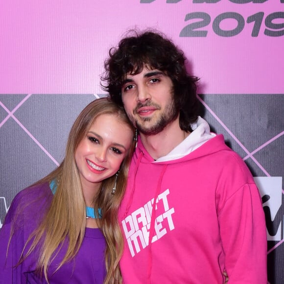 Fiuk, irmão de Cleo Pires, foi acompanhado da namorada, Isabella Scherer, no MTV MIAW