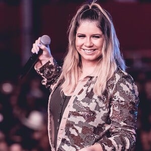 Marília Mendonça apostou em look camuflado com brilho e penteado half ponytail