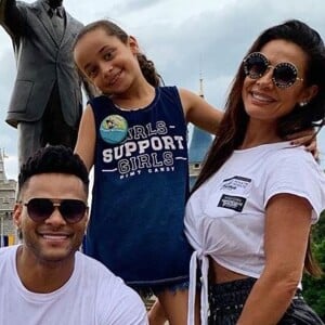 Filha de Scheila Carvalho e Tony Salles, Giullia, de 9 anos, impressionou pela semelhança com o pai: 'Cópia dele'