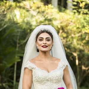 Maria da Paz (Juliana Paes) usa vestido com cauda de sereira e coberto de crisitais na novela 'A Dona do Pedaço'