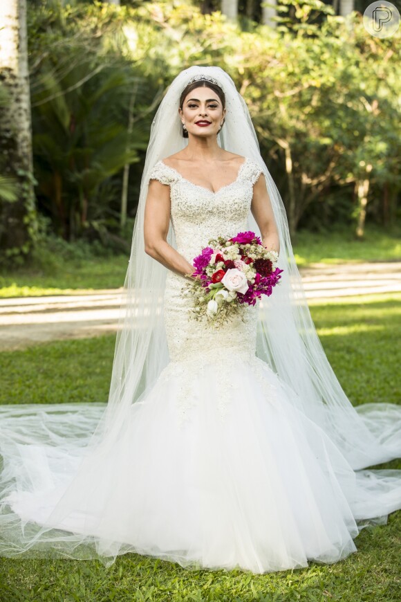 Maria da Paz (Juliana Paes) usa vestido com cauda de sereira e coberto de crisitais na novela 'A Dona do Pedaço'