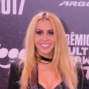 Joelma não conteve a empolgação ao falar do casamento da filha Natália Sarraff: 'Hoje é uma felicidade muito grande para mim e para a minha família ver a minha princesa casando. Daqui a pouco são os outros dois'