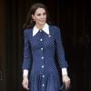 Kate Middleton sabe vestir peças clássicas com graça