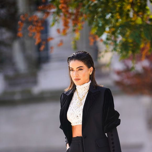 Camila Coelho trouxe sensualidade para o look de terno preto com um top cropped