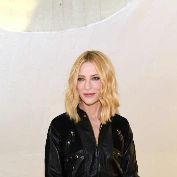 Cate Blanchett é exemplo mundial de elegância e sabe apostar no look jovial com jaqueta de couro sem perder a classe