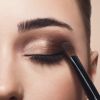 Um dos erros comuns na maquiagem dos olhos é não esfumar a sombra adequadamente