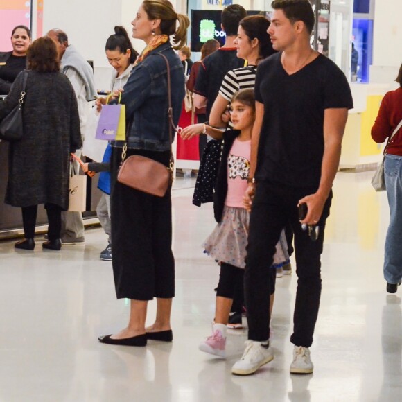 Cauã Reymond e a filha, Sofia, se divertiram juntos durante passeio em shopping