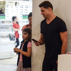 Filha de Cauã Reymond, Sofia surpreende com look estiloso para passeio com o pai