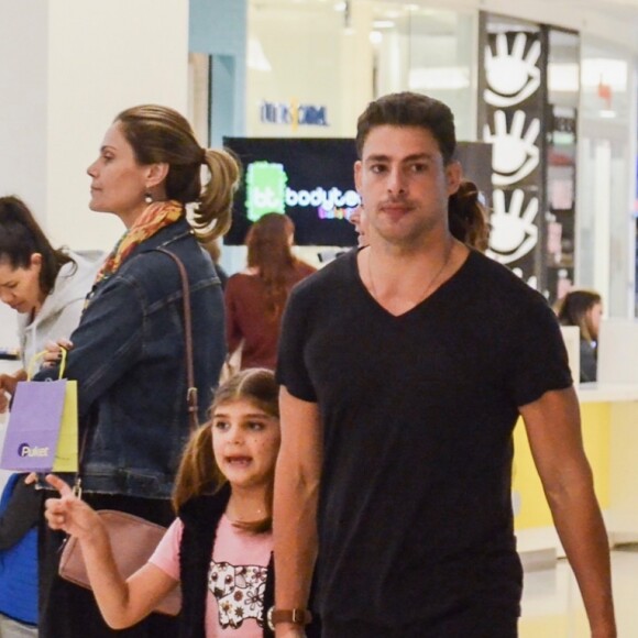 Filha de Cauã Reymond e Grazi Massafera, Sofia, de 7 anos, usou um look divertido e com sobreposições