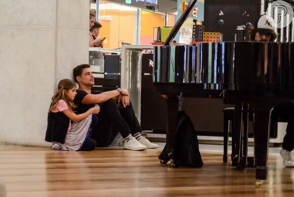Cauã Reymond e a filha, Sofia, assistiram à apresentação de Glaucio Cristelo ao piano em shopping
